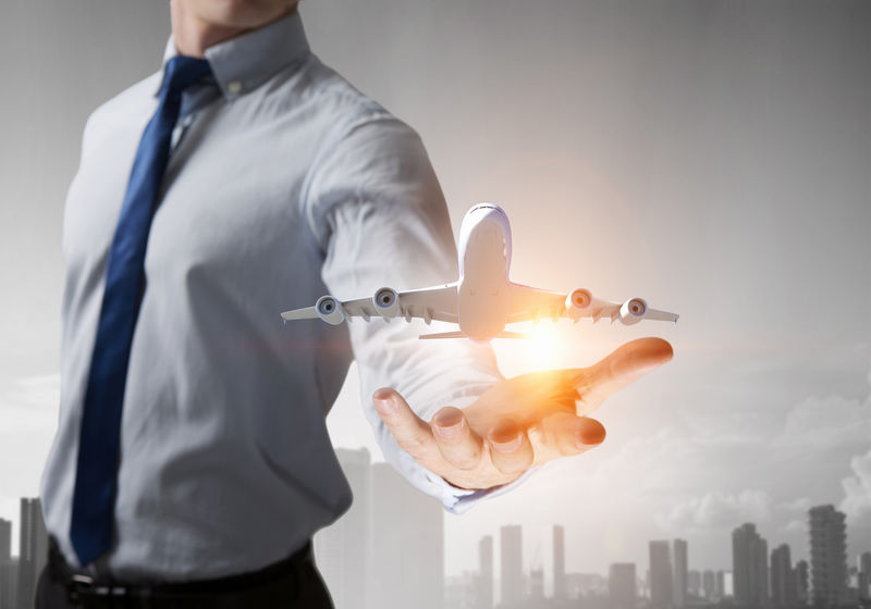 掌中的飞机模型。混合介质