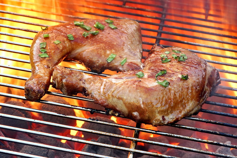 烧烤和烟熏鸡宿舍在火热的炭火烧烤背景-户外夏季烧烤派对或野餐的好食物