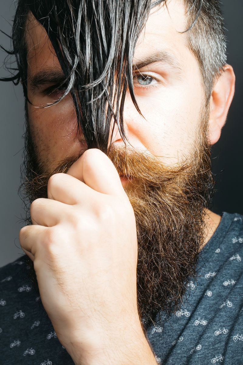 英俊的大胡子的男人