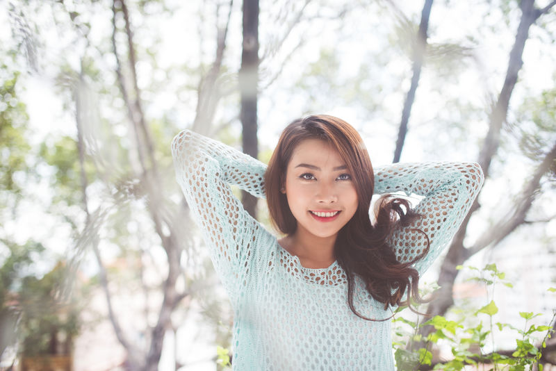 今天天气真好！迷人的亚洲女人伸展在