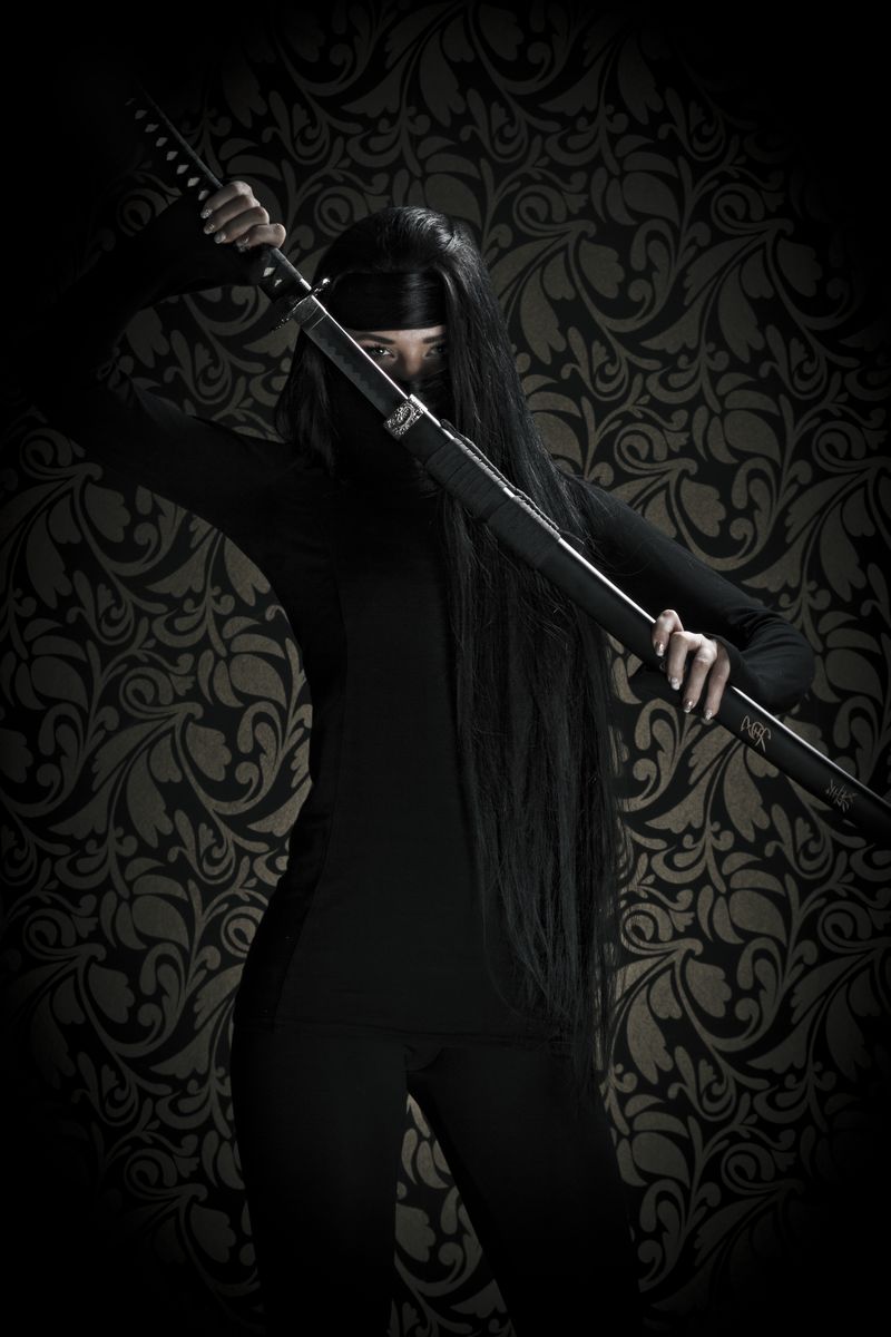 美丽的长发忍者女孩