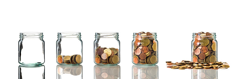 五瓶不同步骤的硬币，商业投资格罗