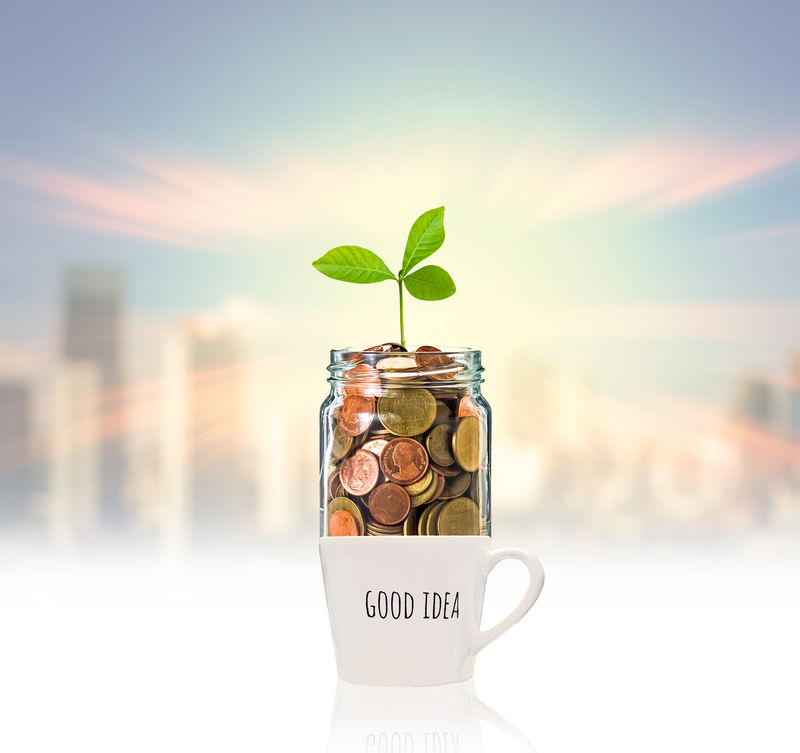 在玻璃上用透明瓶子装着金币和种子，上面写着“咕”