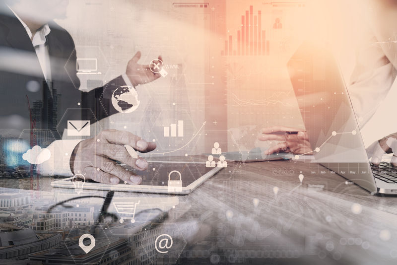 协同工作组会议理念，商务人士在现代办公中使用智能手机和笔记本电脑和数字平板电脑，带有虚拟界面图标网络图