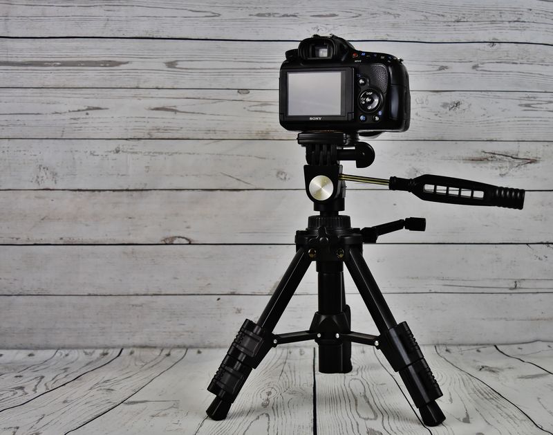 白色背景下的专业数码摄像机