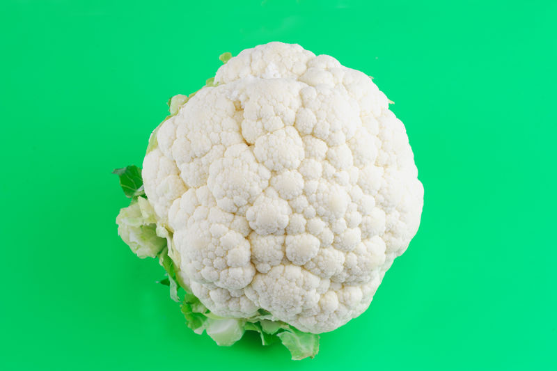 绿色背景下的新鲜花椰菜