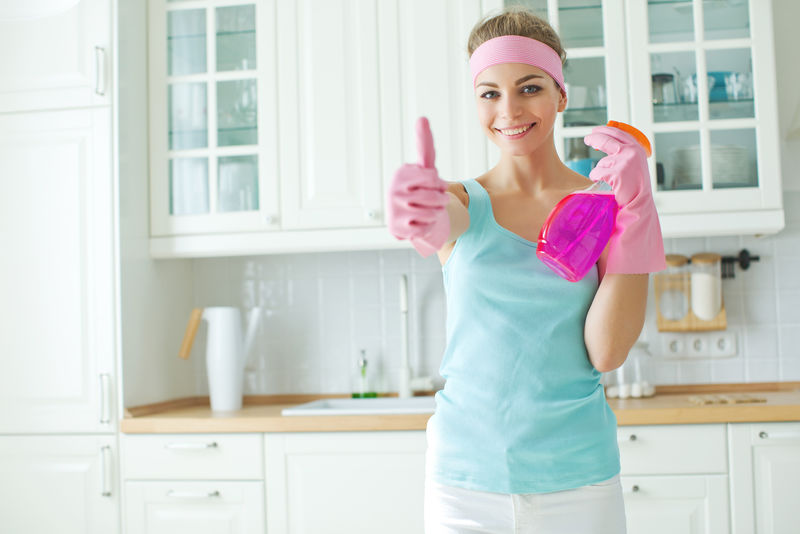 一个女人打扫房子