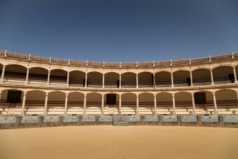 Ronda-安达卢西亚-西班牙-2019年3月16日：西班牙Ronda历史性斗牛场的室内和座位画廊