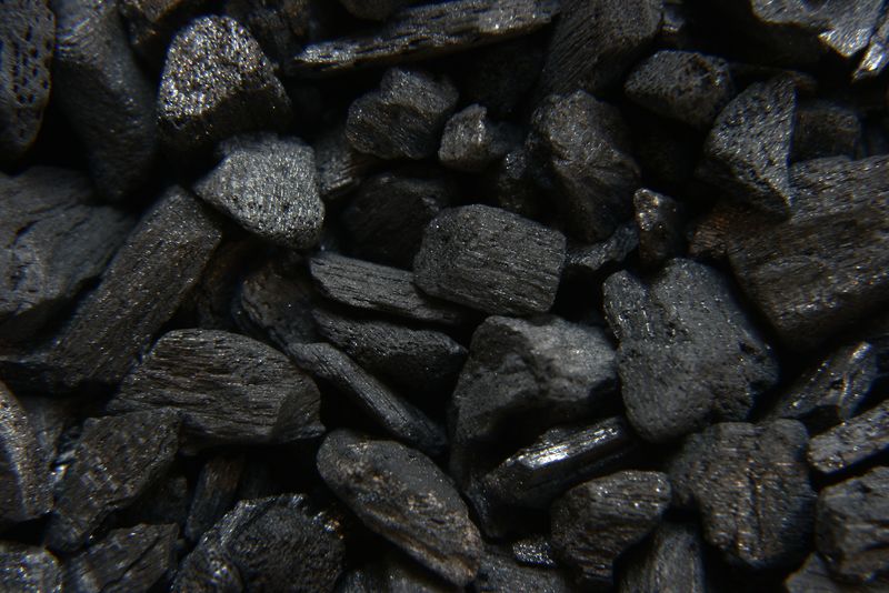 背景为天然黑煤的特写镜头-煤炭作为能源-用于发电和供热-也用于工业