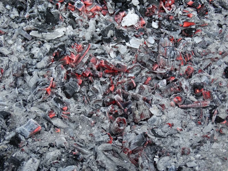 黑灰背景下的熔岩火焰-形成-自然-环境-危险-危险-能量的概念-火山-火-树皮