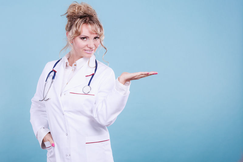 女医生展示复印空间。