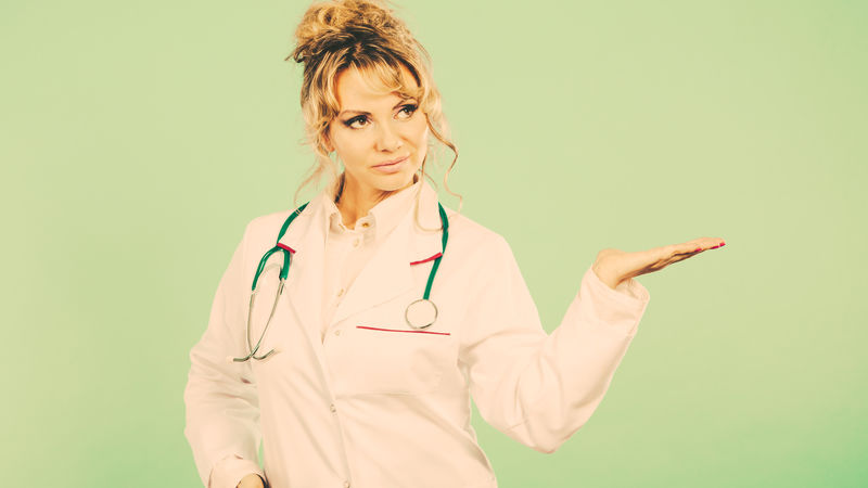 女医生展示复印空间。