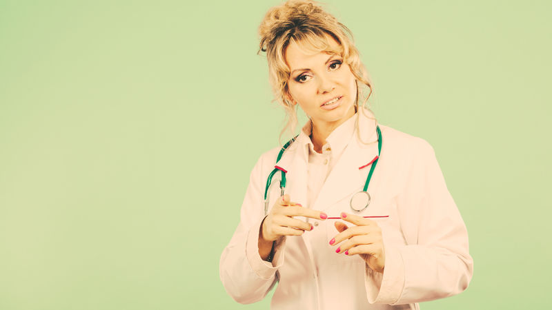 女医生在摄像机上表演。