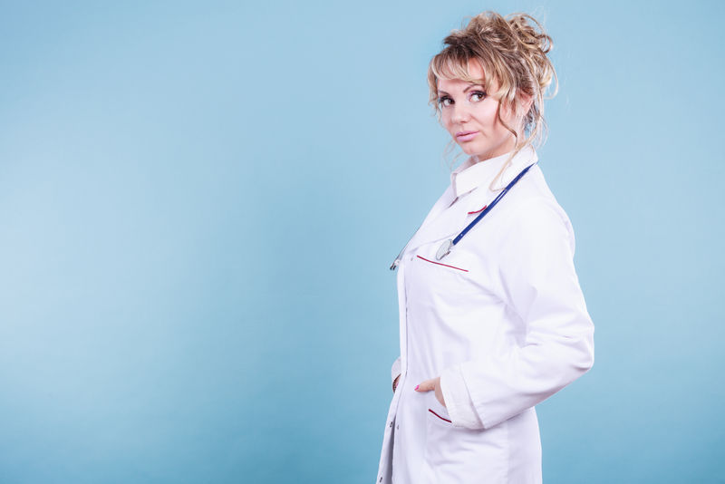 中年女性医生。