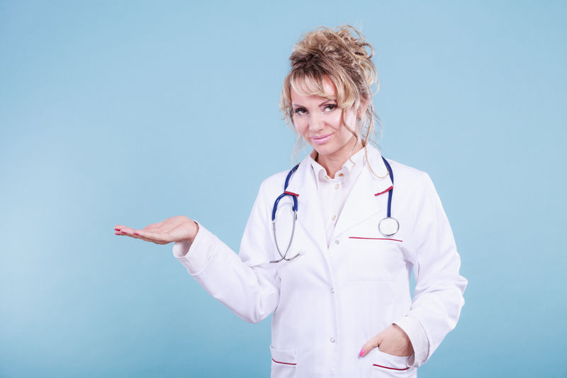 女医生展示复印空间。