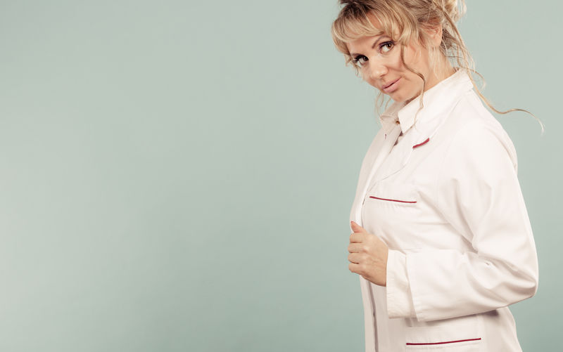 中年女性医生。