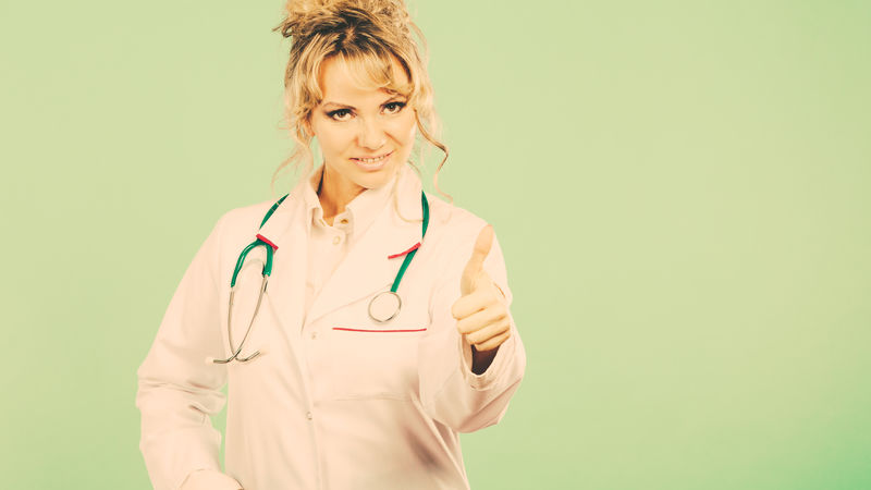 女医生伸出拇指。