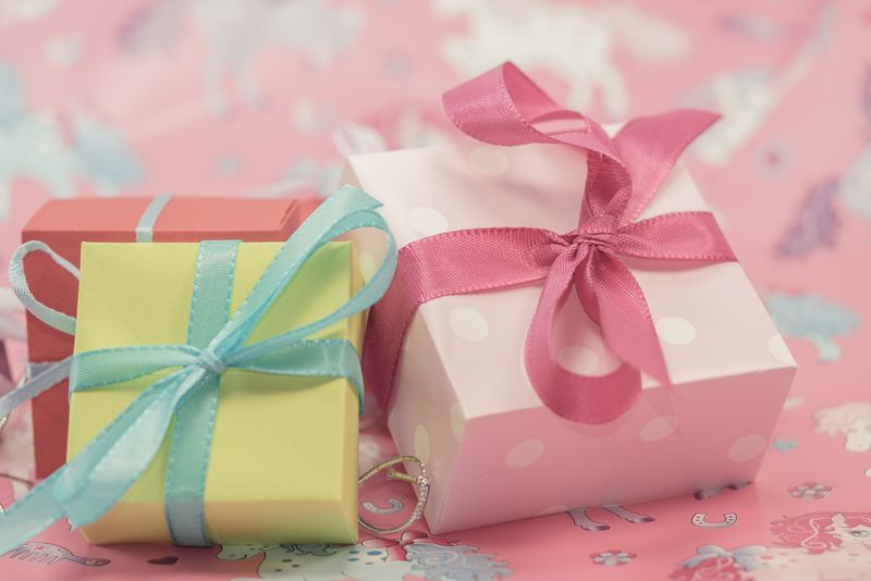 带有礼品盒的装饰性节日背景