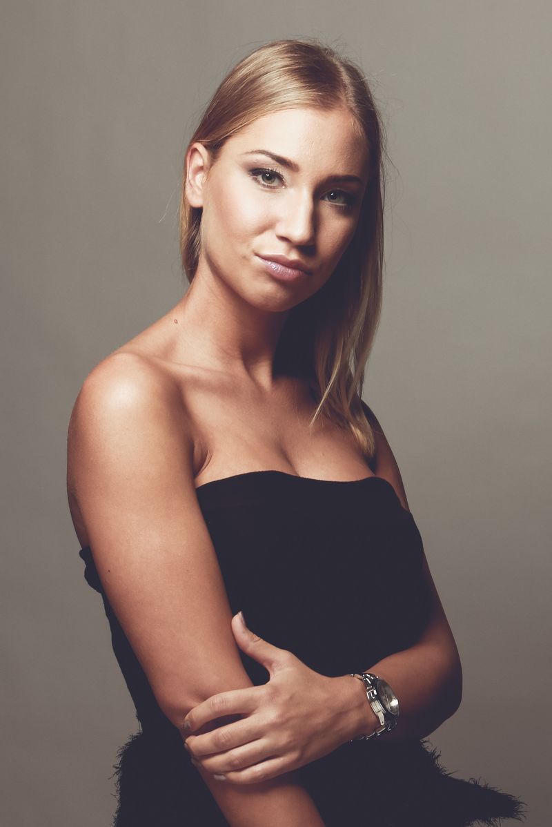 灰色背景下性感时尚的年轻美女金发特写照