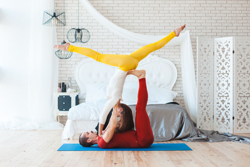 已婚的两个杂技演员在早上接受训练，他们在睡觉前的卧室里。