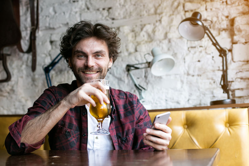 在酒吧喝啤酒的男人