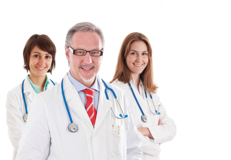 一组微笑的医生被隔离在白衣上