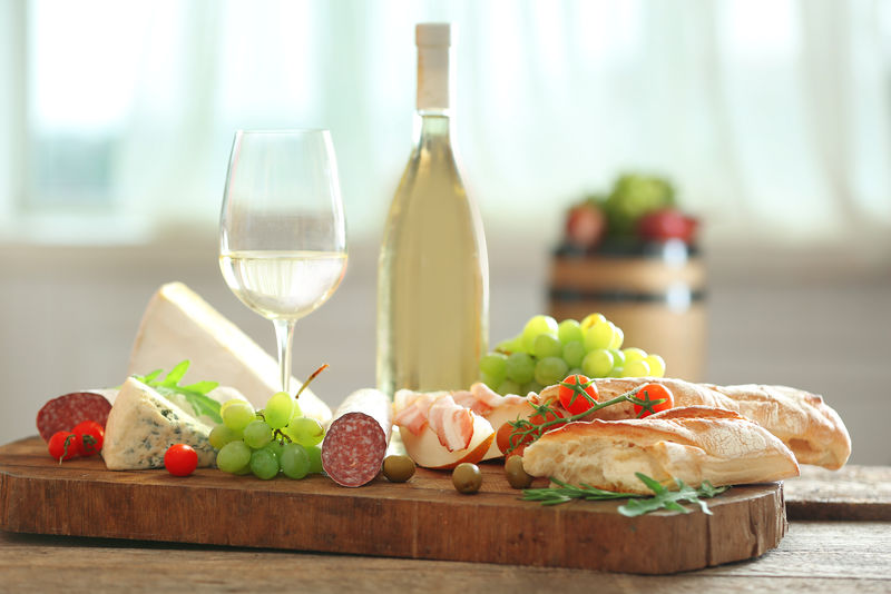 静谧的生活中有各种各样的意大利食物和葡萄酒