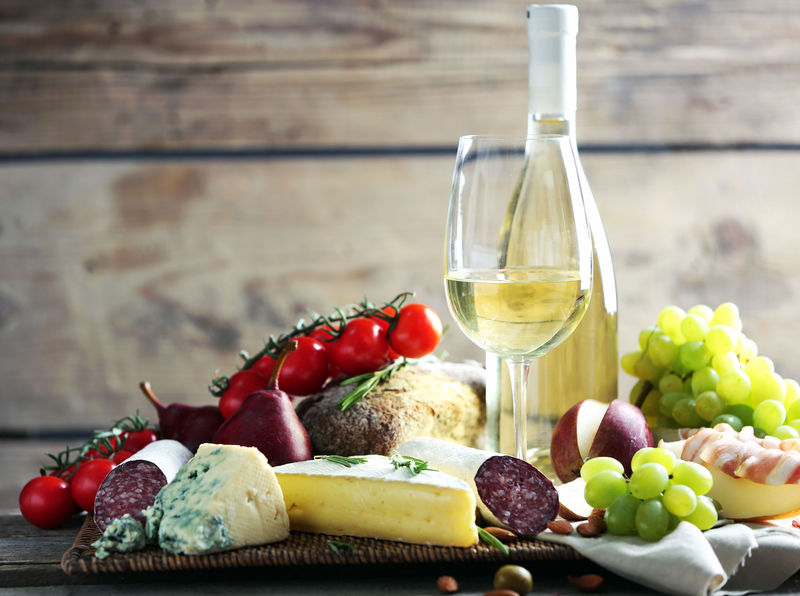 静谧的生活中有各种各样的意大利食物和葡萄酒