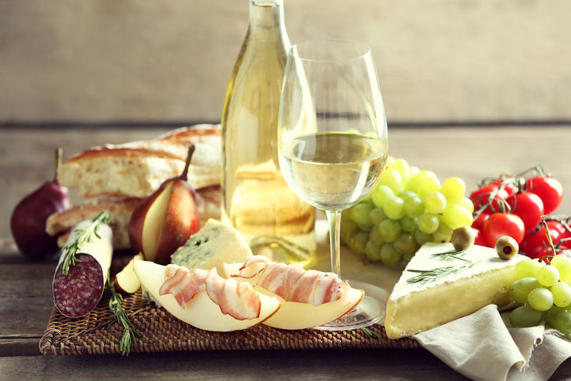 静谧的生活中有各种各样的意大利食物和葡萄酒