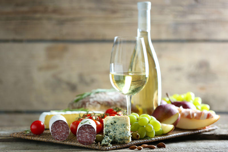 静谧的生活中有各种各样的意大利食物和葡萄酒