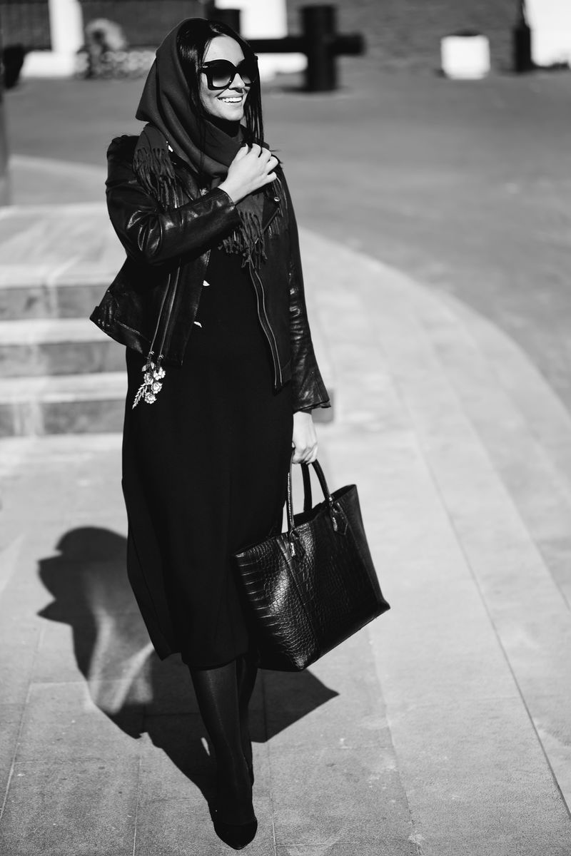 美丽时尚的女人黑白照片