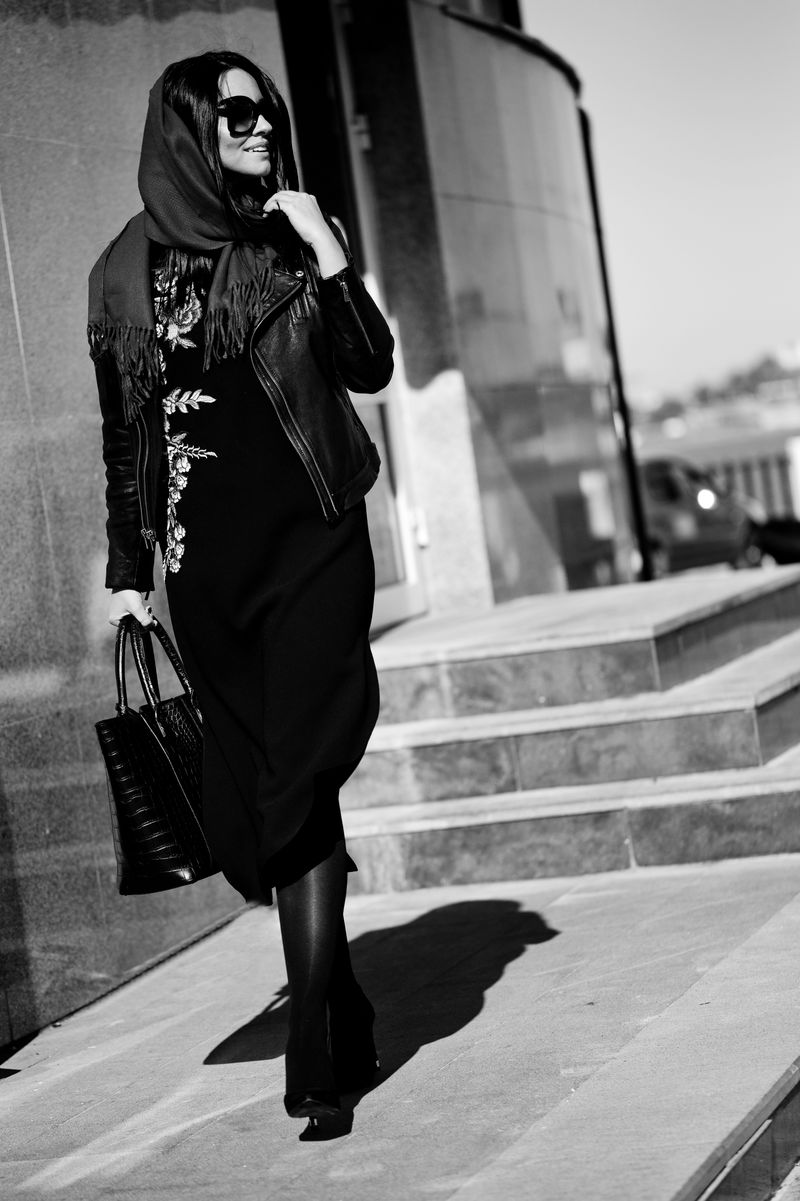 美丽时尚的女人黑白照片