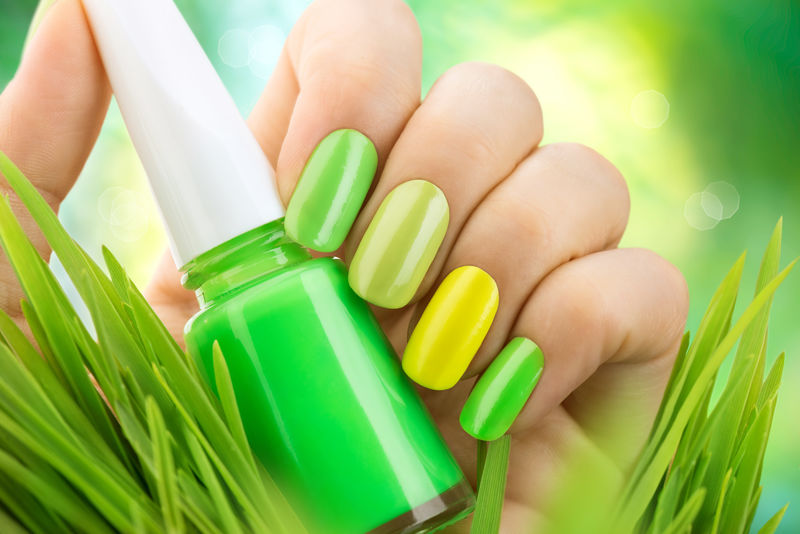 春季美甲。清新自然时尚的绿色指甲