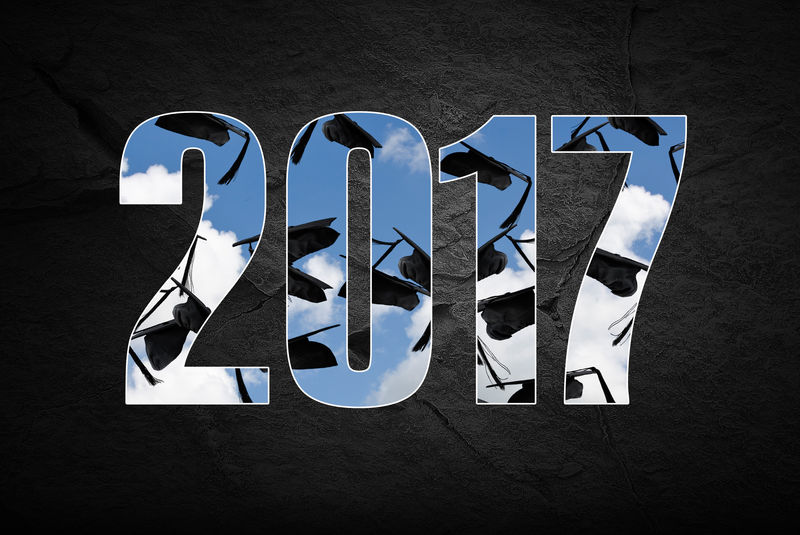 在黑石背景上的空中毕业帽