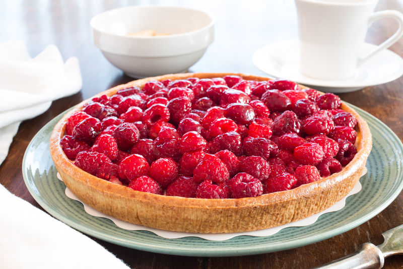 背景蛋糕和浆果覆盆子果冻。粉色，红色背景