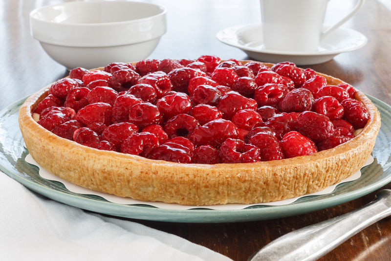 背景蛋糕和浆果覆盆子果冻。粉色，红色背景