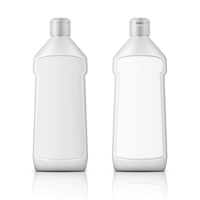 白色塑料瓶，用于漂白，带有标签。