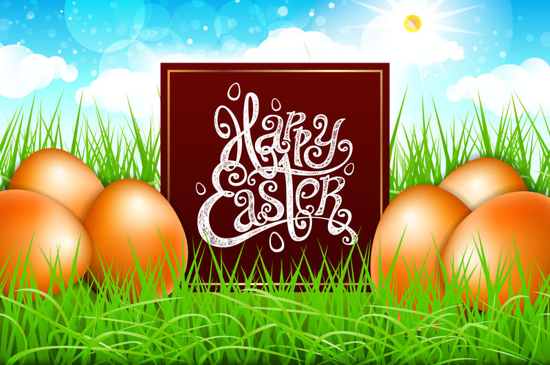 天空蔚蓝的草地上的橙色鸡蛋。复活节快乐字现代书法，矢量
