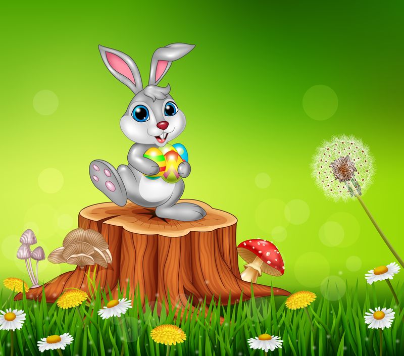 在夏季背景下-快乐的小兔子拿着复活节彩蛋在树桩上