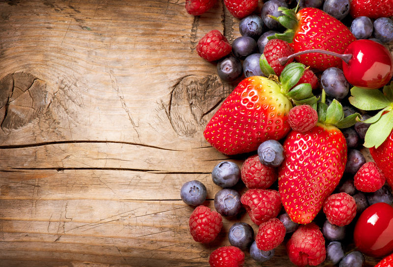 木制背景的浆果-夏季或春季有机浆果超过木材-草莓-覆盆子-蓝莓和樱桃-农业、园艺、收获概念