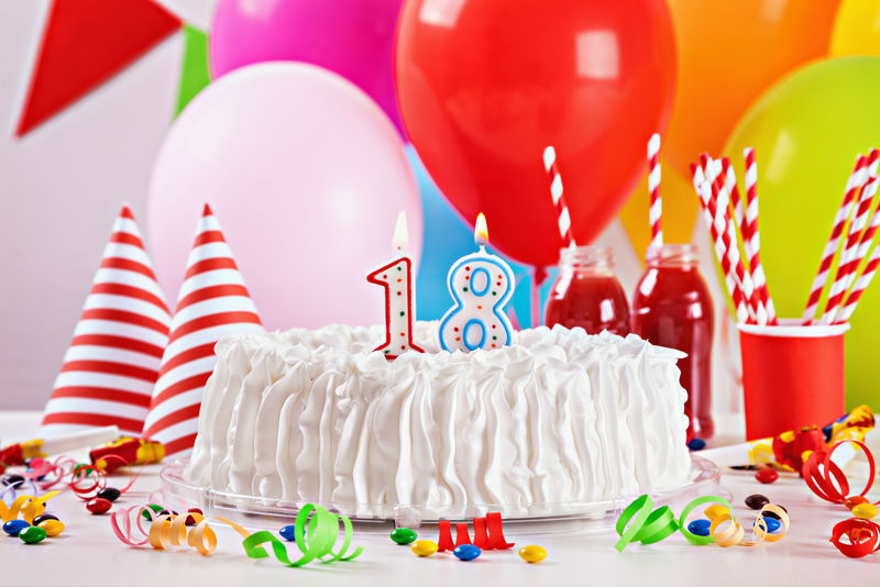 彩球背景的生日蛋糕-还有其他生日装饰-专注于蛋糕