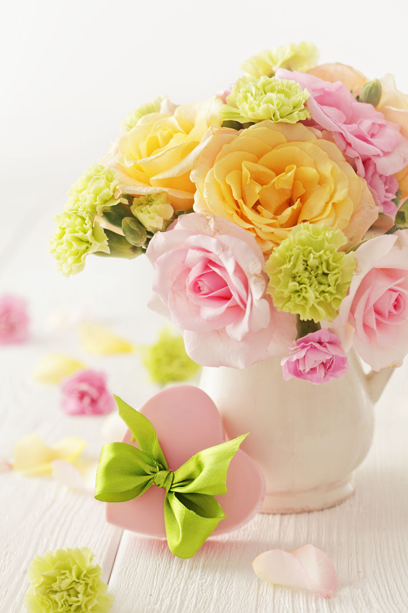 花瓶里的礼品盒和花束