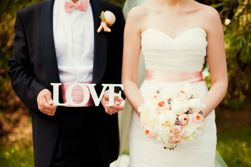 新娘和新郎用花束和木字素材 高清图片 摄影照片 寻图免费打包下载