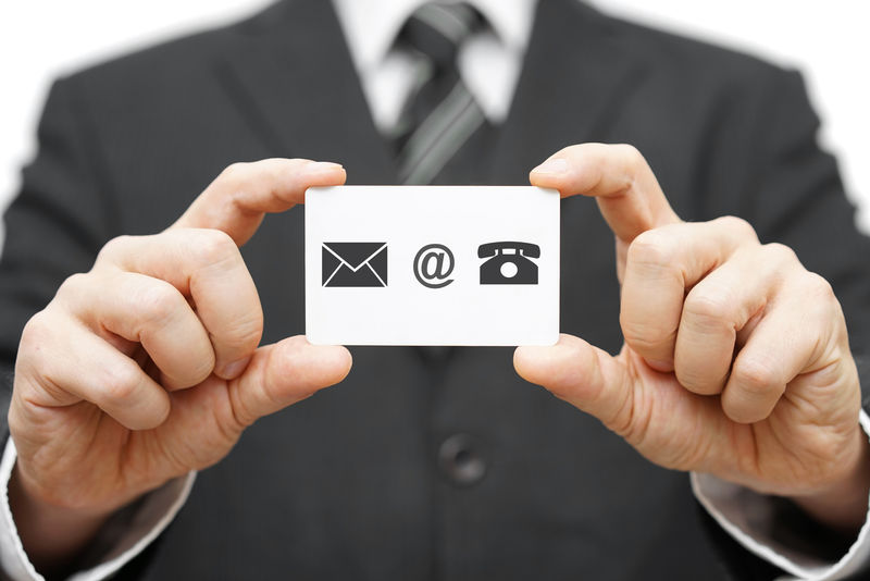 商人持有名片，电子邮件，邮件，电话图标。续
