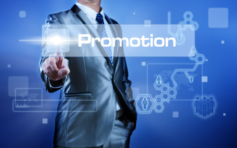 从事数字虚拟屏幕的业务人员按按钮促销