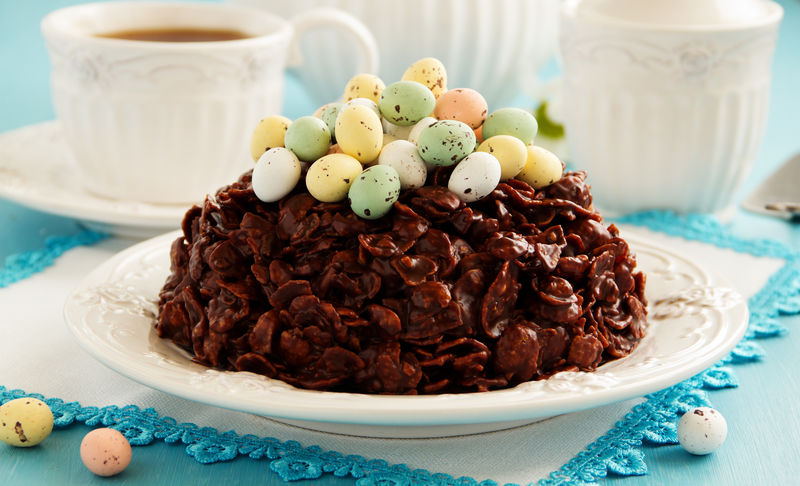 传统的复活节巧克力蛋糕加巧克力蛋