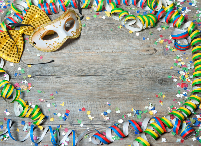 多彩的嘉年华背景-花环、彩带、派对帽、五彩纸屑和面具