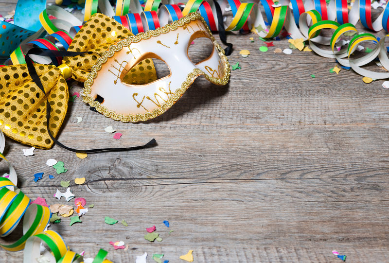 多彩的嘉年华背景-花环、彩带、派对帽、五彩纸屑和面具