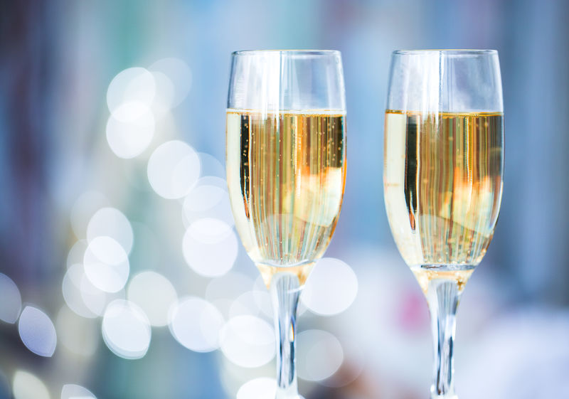 两个香槟酒杯放在圣诞布基酒的背景上