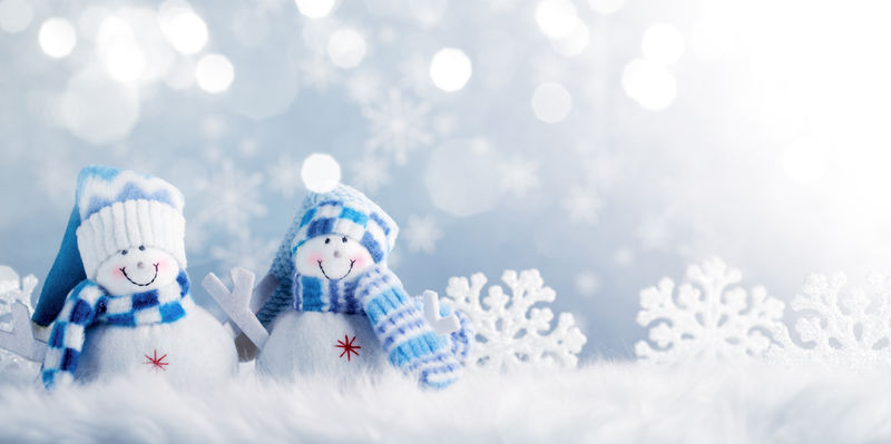 雪人和圣诞装饰在雪天